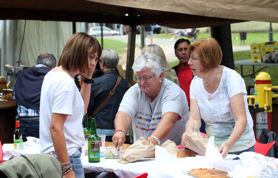 La plaza de España acoge el reparto de los 2.200 bollos entre otros tantos socios de la Sociedad Ovetense de Festejos (SOF)