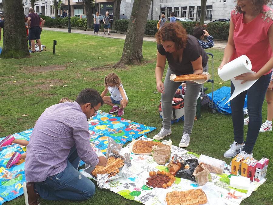 La plaza de España acoge el reparto de los 2.200 bollos entre otros tantos socios de la Sociedad Ovetense de Festejos (SOF)