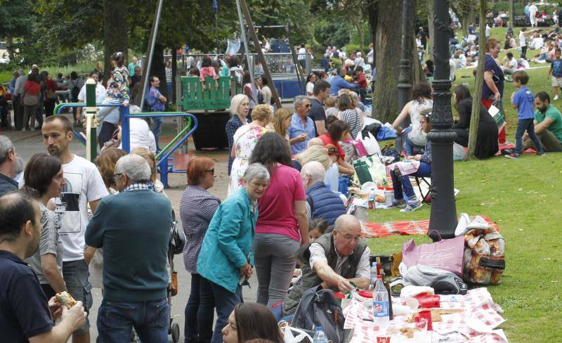 La plaza de España acoge el reparto de los 2.200 bollos entre otros tantos socios de la Sociedad Ovetense de Festejos (SOF)
