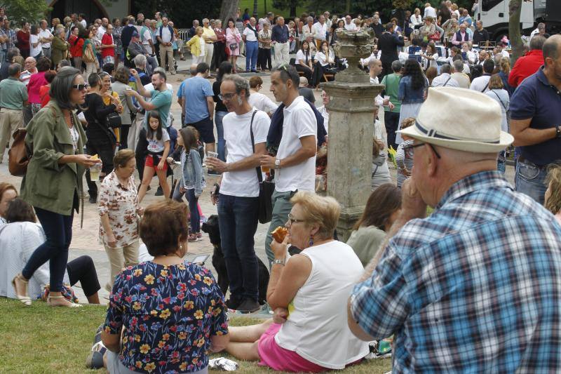 La plaza de España acoge el reparto de los 2.200 bollos entre otros tantos socios de la Sociedad Ovetense de Festejos (SOF)