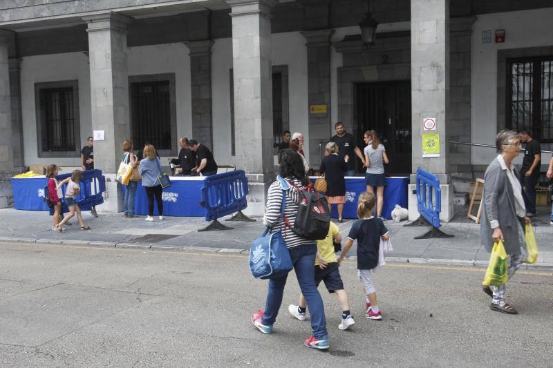 La plaza de España acoge el reparto de los 2.200 bollos entre otros tantos socios de la Sociedad Ovetense de Festejos (SOF)