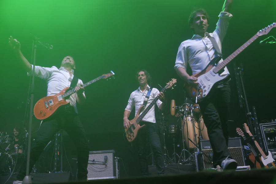 La banda interpretó sus clásicos en la Catedral e hizo vibrar y bailar al público por San Mateo