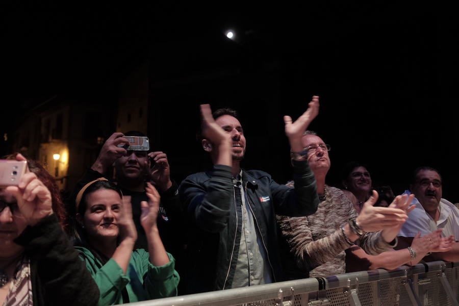 La banda interpretó sus clásicos en la Catedral e hizo vibrar y bailar al público por San Mateo
