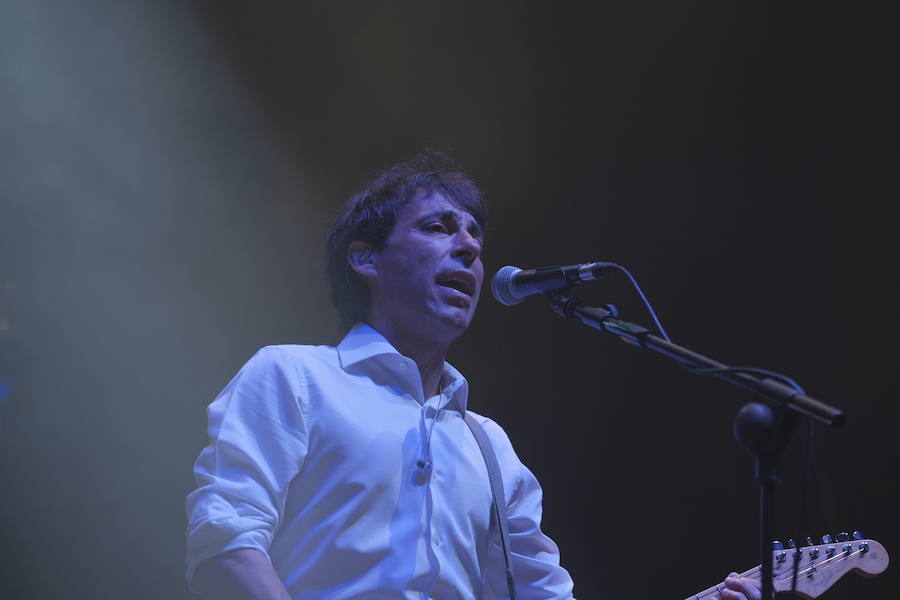 La banda interpretó sus clásicos en la Catedral e hizo vibrar y bailar al público por San Mateo