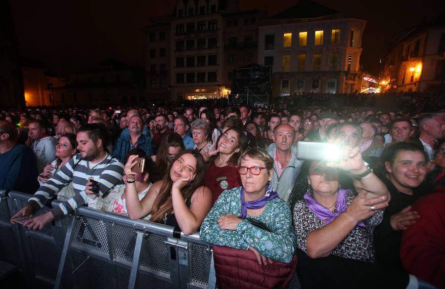 Tomasito y Soleá Morente animaron la noche del viernes, día grande de las fiestas de San Mateo, cuyo broche final corrió a cargo de Camela.