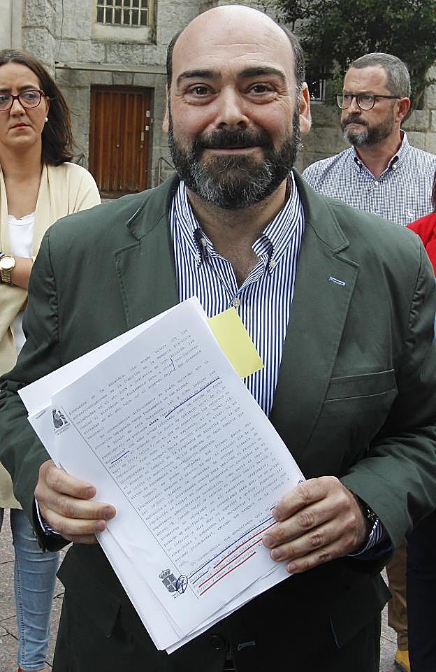 Agustín Iglesias Caunedo, con la sentencia. 