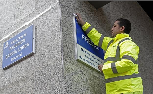 Un operario coloca las nuevas placas en marzo pasado . 