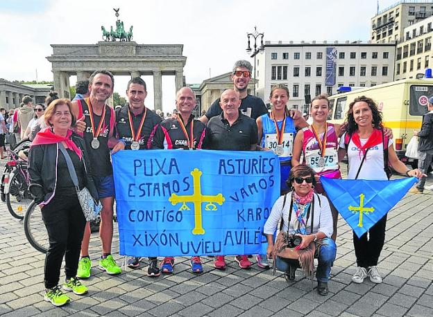 Los atletas asturianos que participaron en la maratón de Berlín. 