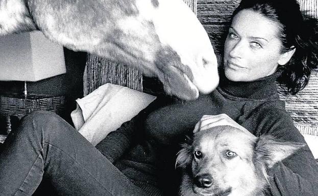 María Valenzuela con uno de sus perros y un caballo. 