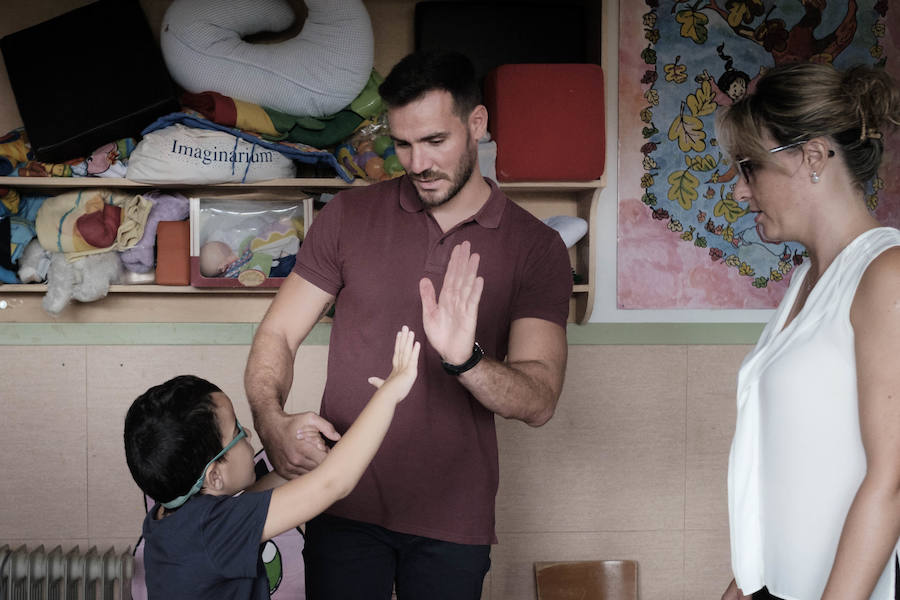 El piragüista y medallista olímpico dio fuerza a los pequeños en una mañana de lo más divertida, que sirvió además para dar visibilidad a los usuarios de ASPACE, afectados en su mayoría por parálisis cerebral