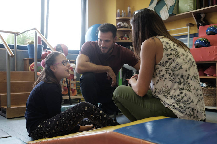 El piragüista y medallista olímpico dio fuerza a los pequeños en una mañana de lo más divertida, que sirvió además para dar visibilidad a los usuarios de ASPACE, afectados en su mayoría por parálisis cerebral
