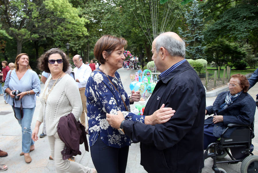 Wenceslao López, Ana Taboada, Roberto Suárez Ramos 'Rivi' compartieron bolly y vino. Por su parte, Carmen Moriyón junto a Carolina Morilla y Camino Guitérrez también recorrió las calles festivas de Oviedo.