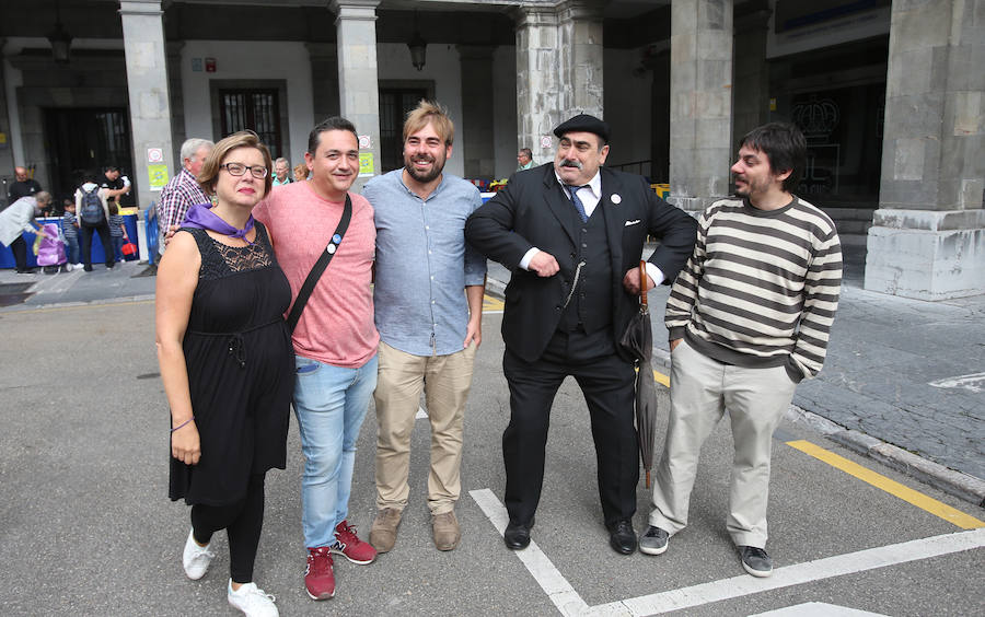 Wenceslao López, Ana Taboada, Roberto Suárez Ramos 'Rivi' compartieron bolly y vino. Por su parte, Carmen Moriyón junto a Carolina Morilla y Camino Guitérrez también recorrió las calles festivas de Oviedo.