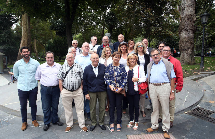 Wenceslao López, Ana Taboada, Roberto Suárez Ramos 'Rivi' compartieron bolly y vino. Por su parte, Carmen Moriyón junto a Carolina Morilla y Camino Guitérrez también recorrió las calles festivas de Oviedo.