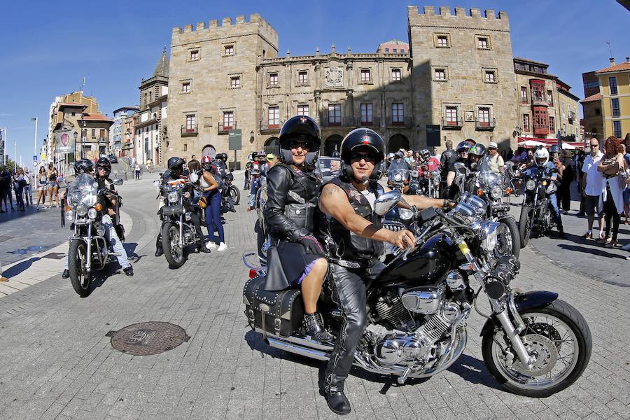 El Consistorio fue escenario de un enlace poco habitual. Los novios y los invitados, amantes de las motos, acudieron a la ceremonia vestidos de cuero. Un 'dress code' poco habitual que no restó elegancia a la ceremonia. 