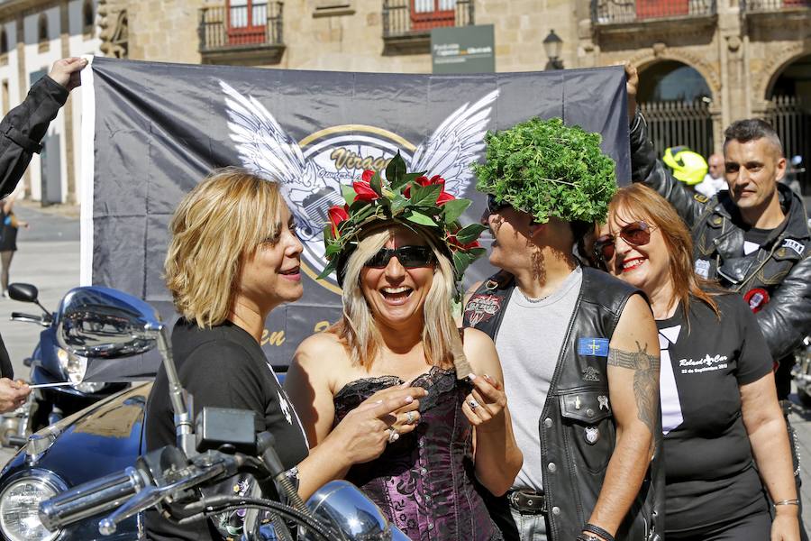 El Consistorio fue escenario de un enlace poco habitual. Los novios y los invitados, amantes de las motos, acudieron a la ceremonia vestidos de cuero. Un 'dress code' poco habitual que no restó elegancia a la ceremonia. 