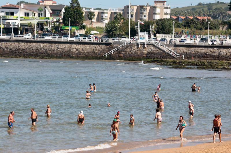 El buen tiempo ha sido el protagonista este sábado y ha invitado a numerosas personas a disfrutar de la playa.