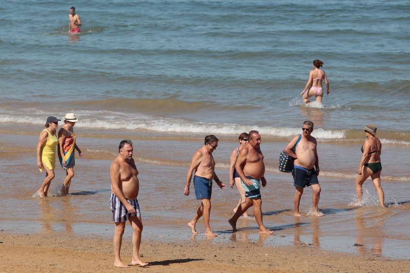 El buen tiempo ha sido el protagonista este sábado y ha invitado a numerosas personas a disfrutar de la playa.