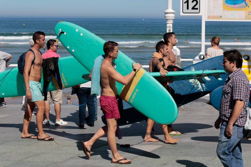 El buen tiempo ha sido el protagonista este sábado y ha invitado a numerosas personas a disfrutar de la playa.