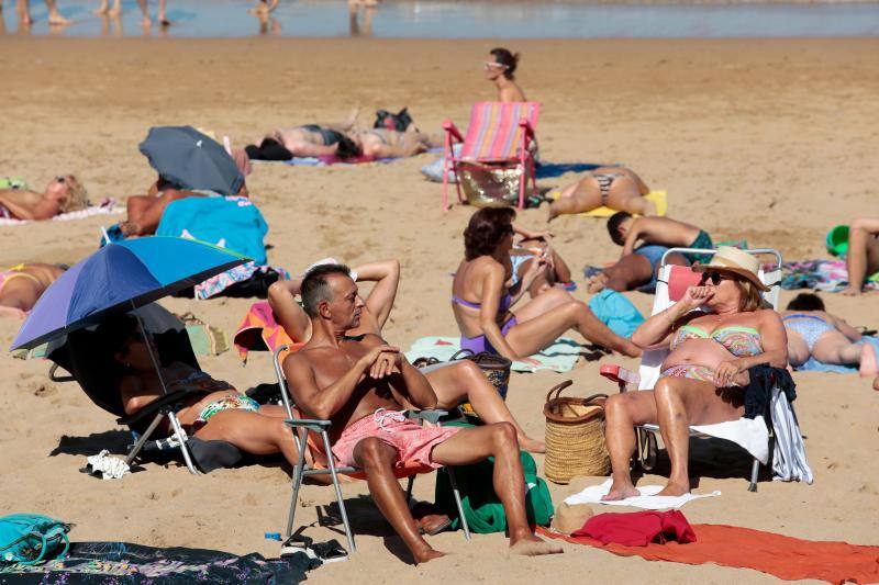 El buen tiempo ha sido el protagonista este sábado y ha invitado a numerosas personas a disfrutar de la playa.