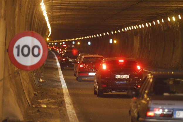 Caravana de coches en El Negrón por un vehículo incendiado. 