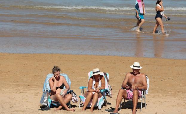 Apurando las últimas horas de verano, los asiduos a la playa de San Lorenzo de Gijón no se quisieron perder esta jornada de calor en el arenal. 