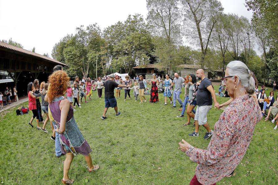 La XI Fiesta Intercultural llenó el espacio de danzas, degustaciones y moda.