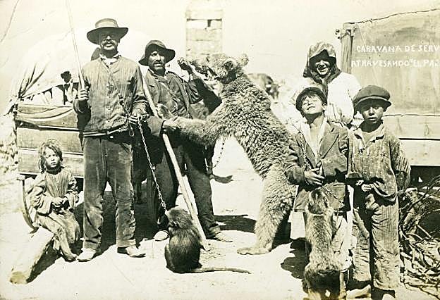 Caravana de serbios atravesando el Pajares. :: MUSÉU DEL PUEBLU D'ASTURIES