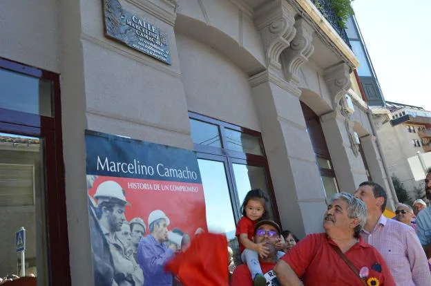 Marcel Camacho, hijo del sindicalista, descubre la placa de la calle que lleva su nombre. 