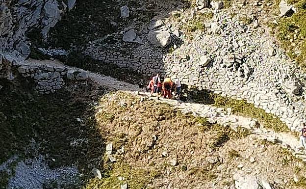 Rescatan a un senderista de 68 años en la Ruta del Cares