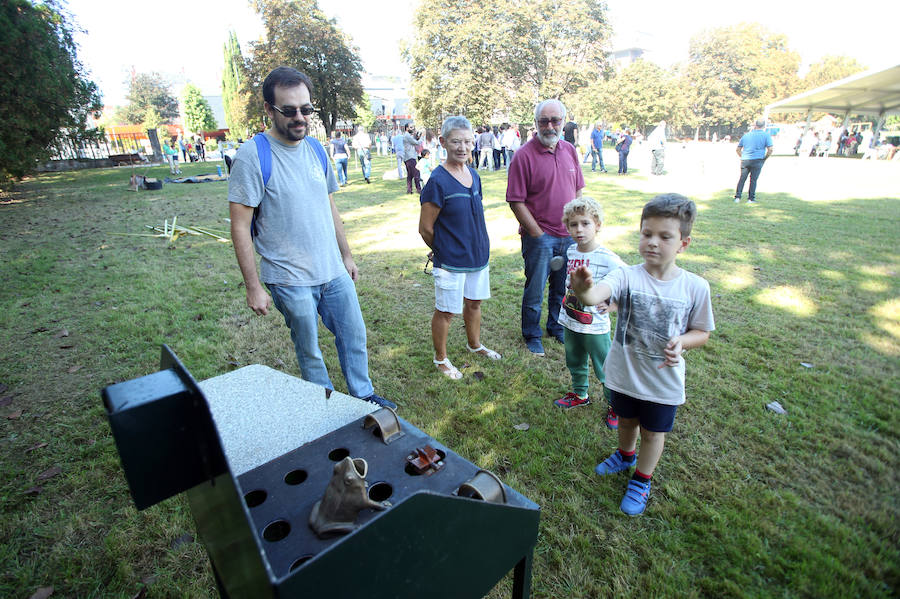 El parque del Truébano acoge las actuaciones de Anabel Santiago y Los Berrones, exhibiciones de bolos y talleres de escanciado de sidra