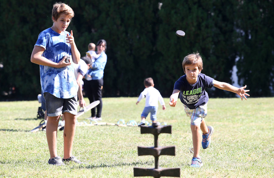 El parque del Truébano acoge las actuaciones de Anabel Santiago y Los Berrones, exhibiciones de bolos y talleres de escanciado de sidra