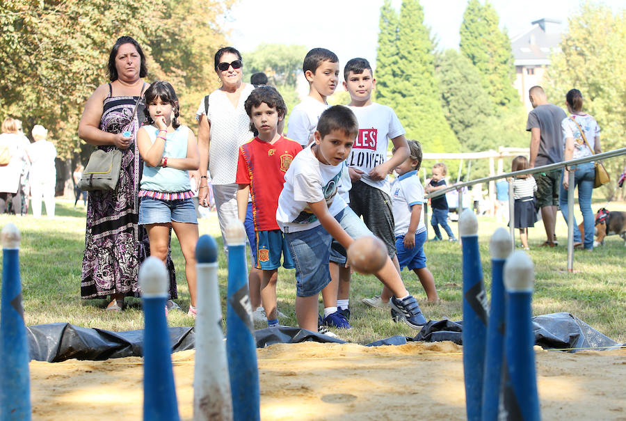 El parque del Truébano acoge las actuaciones de Anabel Santiago y Los Berrones, exhibiciones de bolos y talleres de escanciado de sidra