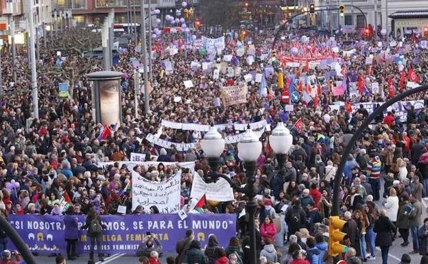 Multitudinaria manifestación por la igualdad el Día de la Mujer en Gijón. 
