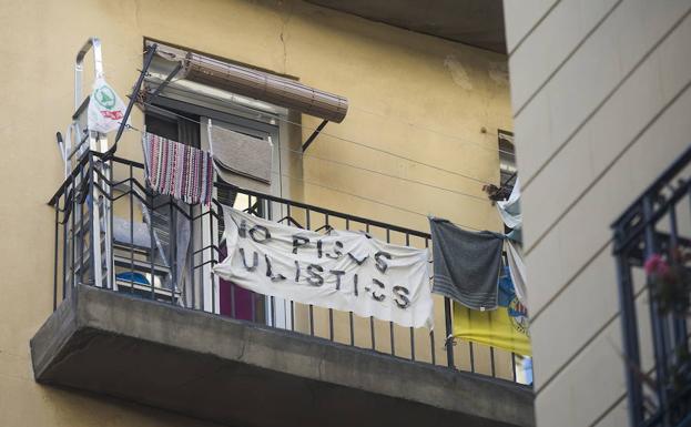 Carteles en la Barceloneta (Barcelona) contra la proliferación de pisos turísticos.