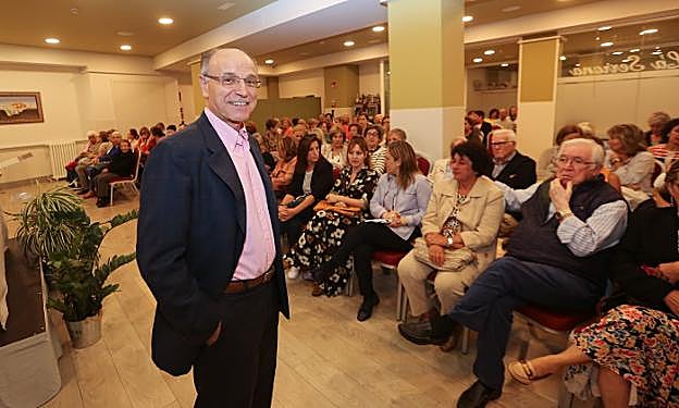 El doctor Darío fernández Delgado durante su intervención ayer en el Aula de Salud. 