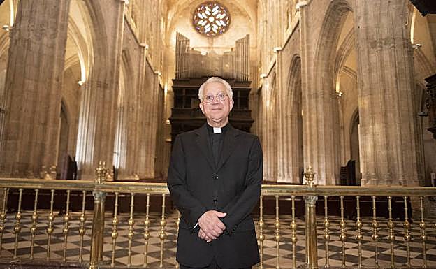 El deán, Benito Gallego, en la Catedral de San Salvador.