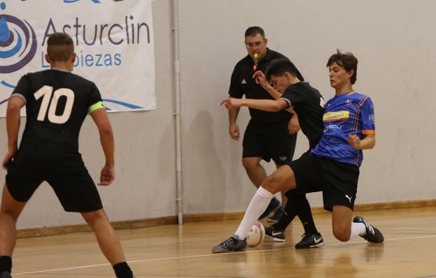 Una jugada del Asturclín Castaño Indoor-Arenas juvenil. 