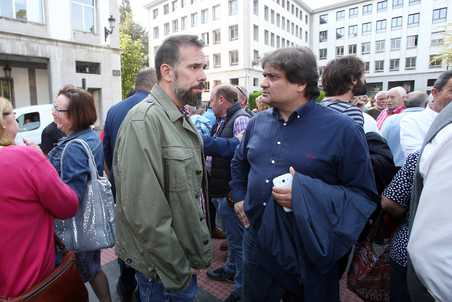 Representantes y miembros de IU se concentraron esta mañana ante Delegación de Gobierno en repulsa por el asesinato del concejal Javier Ardines y por las amenazas al equipo de gobierno de Riosa