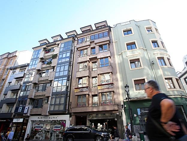 El edificio de la calle Caveda en el que vivieron los ancianos durante siete años.