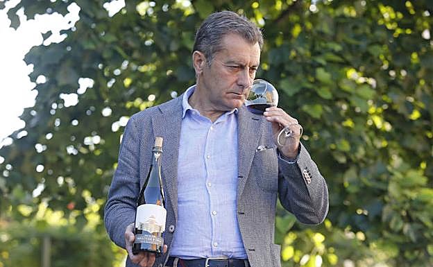 Víctor Álvarez, gerente de la bodega, sostiene su crianza Finca de los Frailes.
