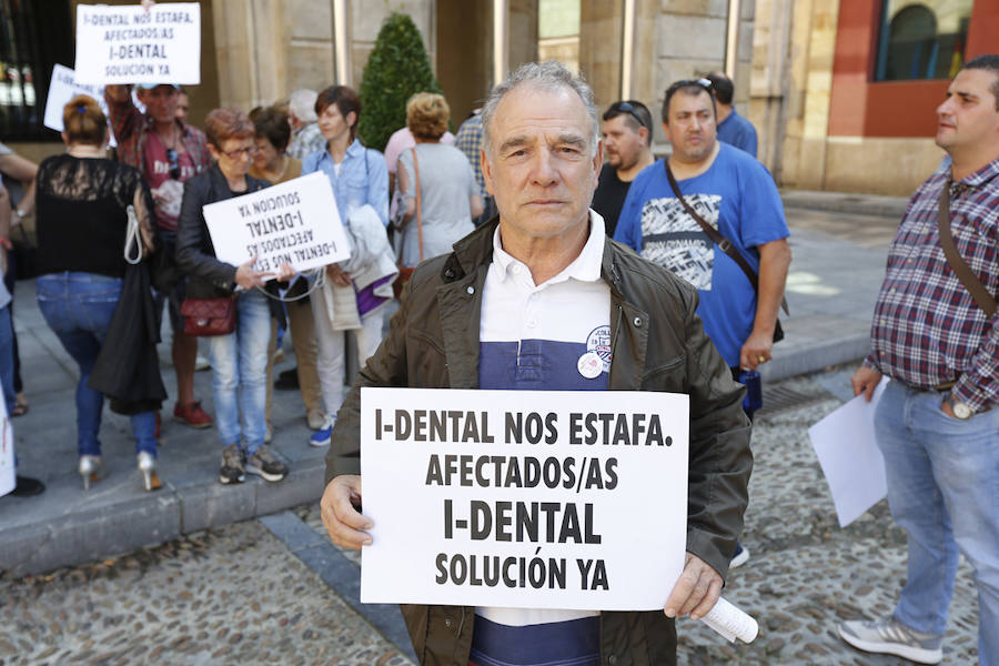 Tras tres meses de lucha para conseguir que se repare la estafa de la que han sido victimas, los afectados por el cierre de iDental afirman empezar a estar «cansados de las buenas palabras»