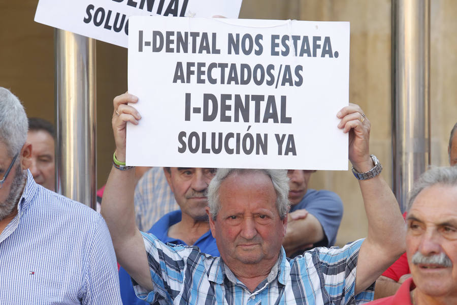 Tras tres meses de lucha para conseguir que se repare la estafa de la que han sido victimas, los afectados por el cierre de iDental afirman empezar a estar «cansados de las buenas palabras»