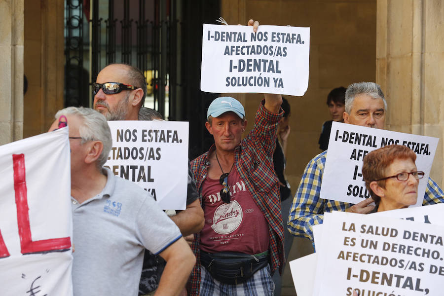 Tras tres meses de lucha para conseguir que se repare la estafa de la que han sido victimas, los afectados por el cierre de iDental afirman empezar a estar «cansados de las buenas palabras»