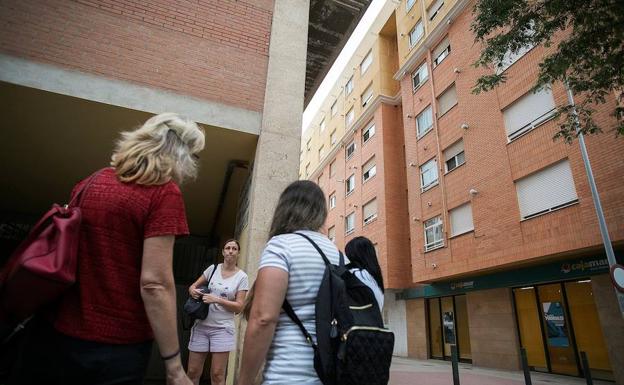 Unos vecinos hablan junto al lugar del asesinato en Castellón. 