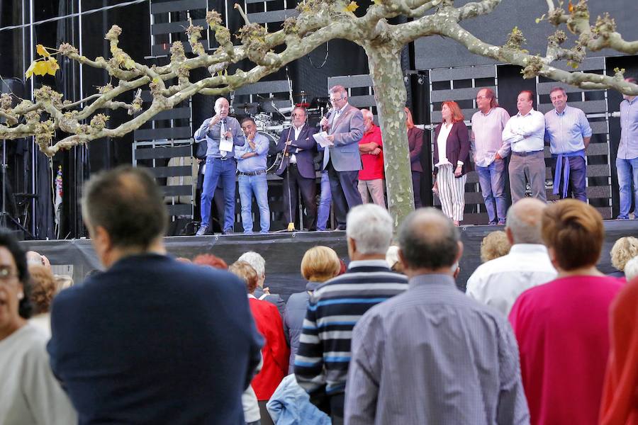 Mucha música en el barrio gijonés, que comenzó las celebraciones con el pregón de la Agrupación Artística Gijonesa.