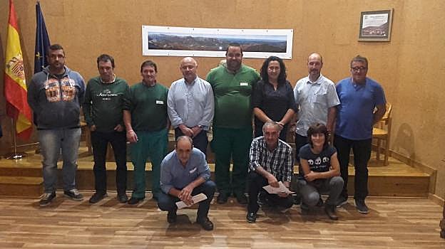 Alumnos y monitores del programa Actívate junto al alcalde de Peñamellera Baja. 
