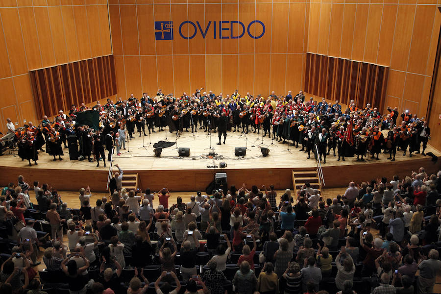 El Auditorio Príncipe Felipe de la capital asturiana acogió el XXIII Encuentro de Estudiantinas, en el que la mítica 'Clavelitos' resonó entre piropos.