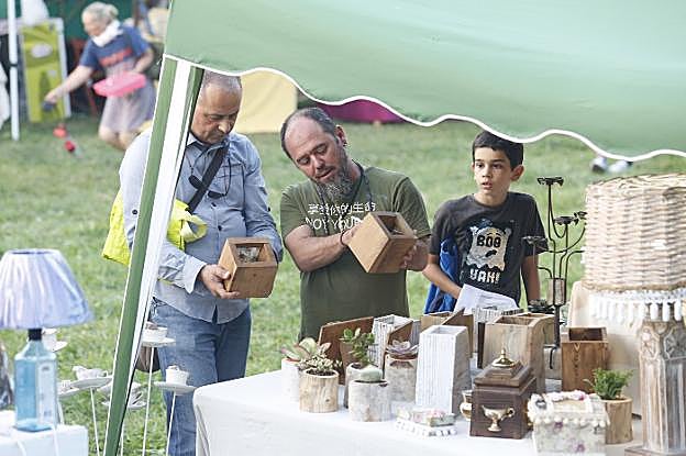 Uno de los puestos del mercado de artesanía de Castiello de Bernueces. 