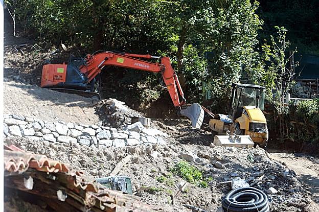 A la izquierda, la máquina con la que estaba operando el trabajador herido. 